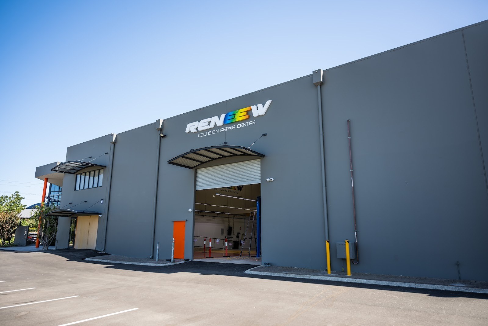 Reneew Collision Repair Centre photo 4