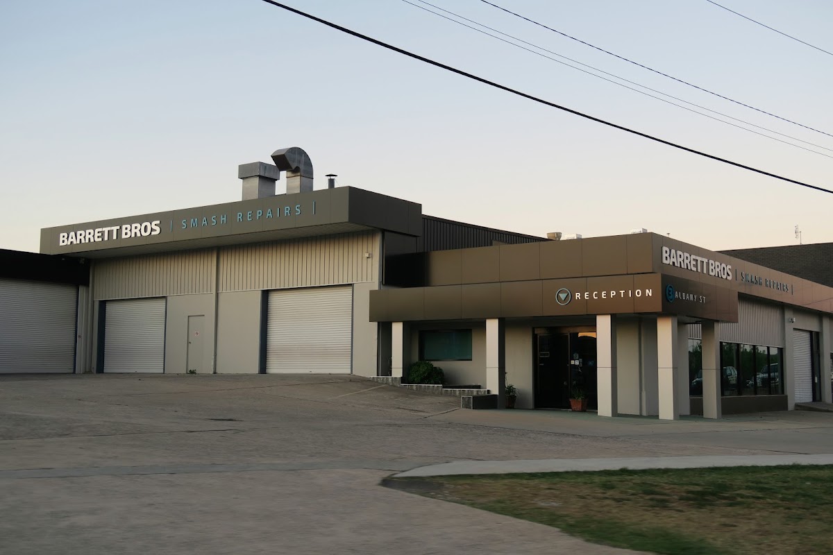 Barrett Brothers Smash Repairs photo 2